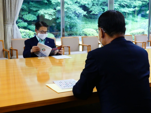 沓名ガバナーが大村愛知県知事と会談されました